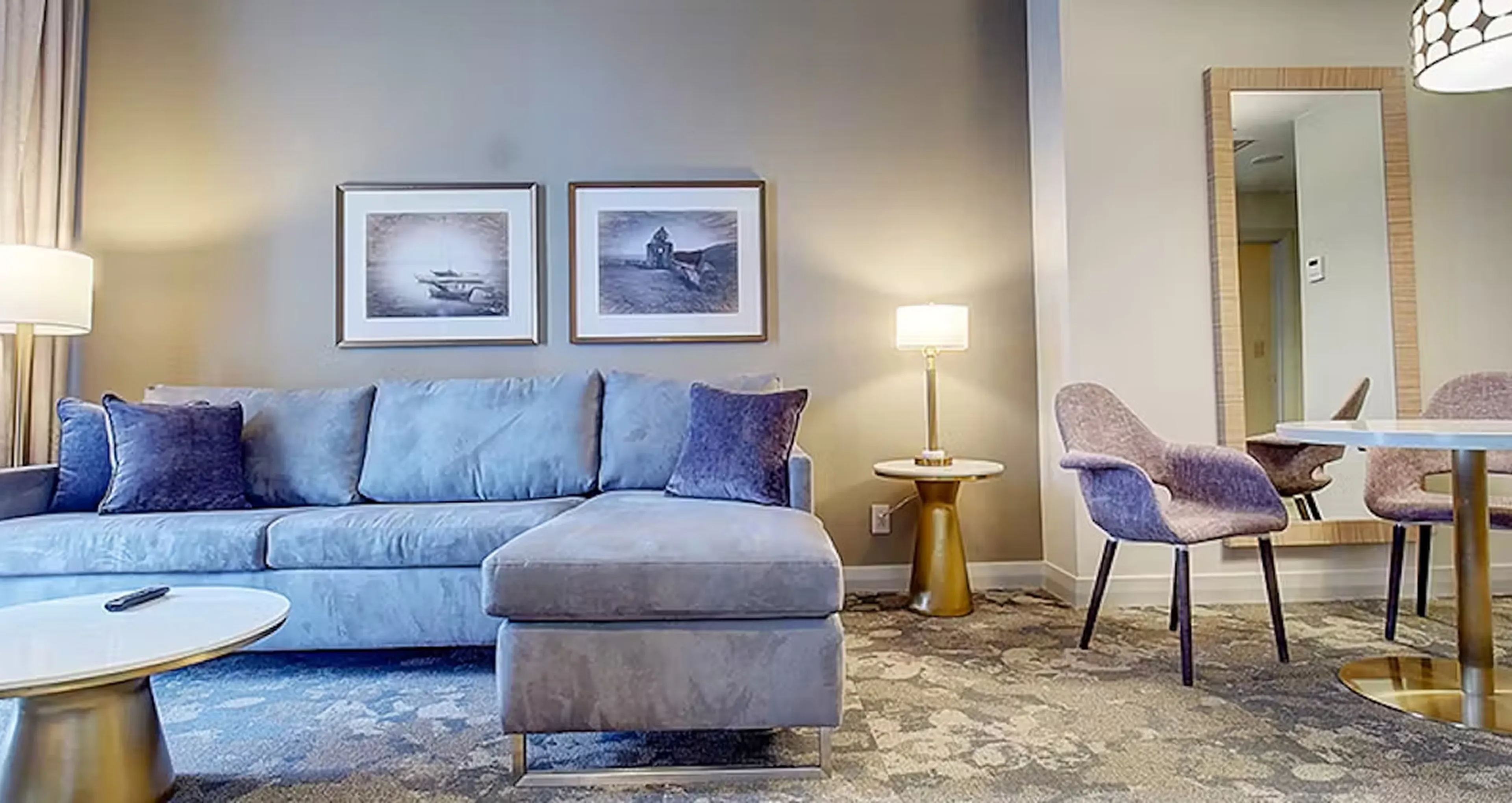 Luxury Room - Twin beds with luxurious headboard
