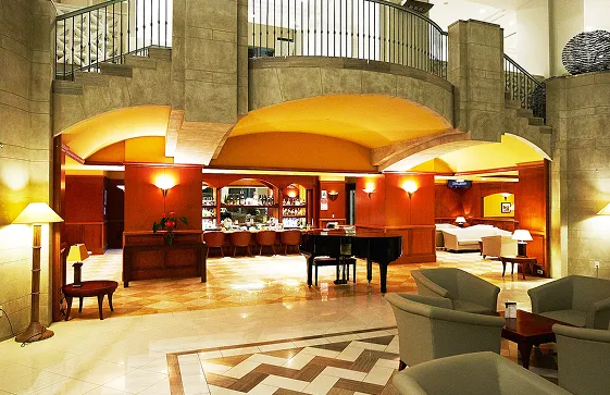 AMIKA LOBBY LOUNGE